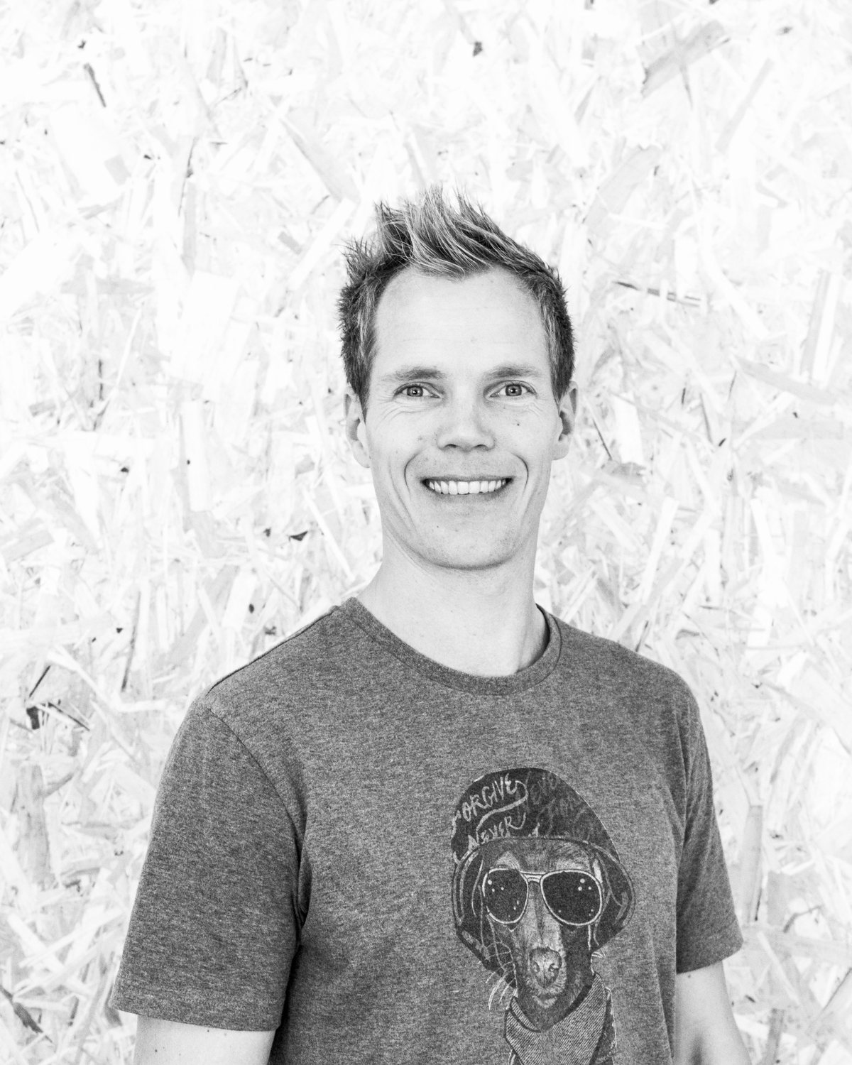 Sort-hvidt portræt af Jarle Kondrup, smilende